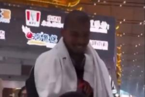 修行结束 明年见🔚文班亚马结束16天中国行 离别时与球迷互动