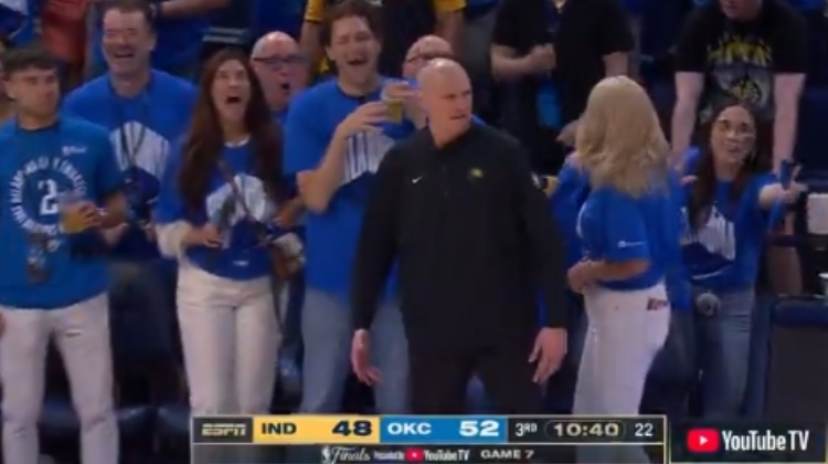 疑似翻腕？亚历山大背打掉球&多特超远压哨三分！卡莱尔非常不满