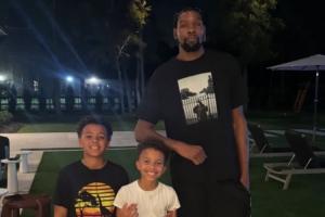 KD在火箭的老熟人！DJ-奥古斯汀晒俩儿子和杜兰特合影：杜叔叔