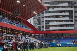 每体：有球迷给克鲁伊夫球场周边居民500欧元，以进入阳台观赛