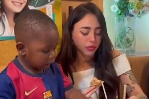 提前带娃！亚马尔女友带着弟弟“季马尔”玩耍，场面温馨💞