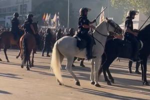 场面失控💥💥伯纳乌球场外大批马赛球迷与警方爆发冲突