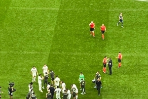 跟队：维尼修斯在补水间歇十分专注，阿隆索给他和姆巴佩战术指导