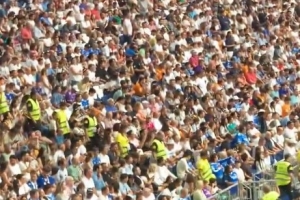 马卡：伯纳乌温度超30度不开顶棚，皇马球迷热得在社交媒体上抱怨