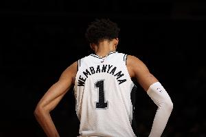 第一场就炸了！文班成为NBA历史第6位赛季首战至少40+15篮板球员