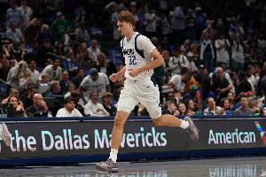 18岁335天！弗拉格NBA首秀砍两双 历史最年轻球员