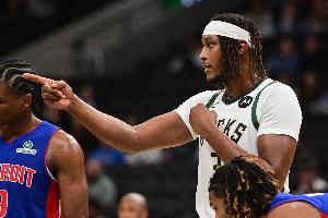 手感一般但表现全面！特纳常规赛首秀12中4拿11分 另有8板5助3帽