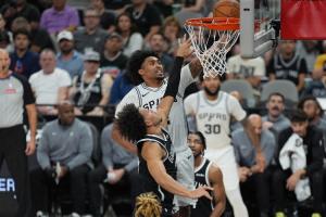 解说：哈珀临危不乱 文班和卡斯尔第一年都绝对不具备这样的气质