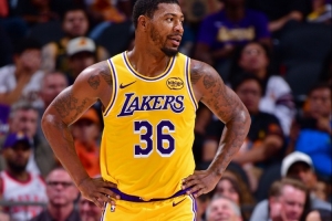 今天是主心骨！斯玛特得9分2板5助3断 11中3虽不准但影响力十足