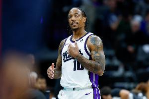 状态全无！德罗赞半场5投仅1中拿2分 正负值-24