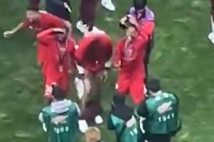 多少吧友干过这事🤣海港夺冠后，蒋光太偷袭把古斯塔沃裤子脱了