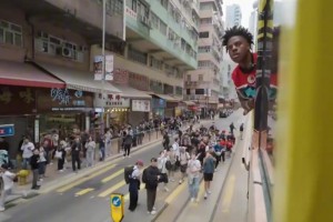 笑死！甲亢哥在公交上被对面驶来的公交车投喂香蕉🤣