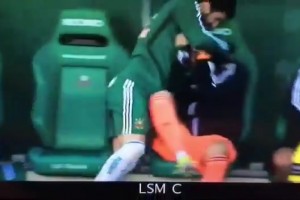 都湿了！幼稚球员拿着水瓶呲队友的下体，现场被一顿暴打🤣