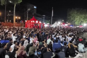 街上满满都是人❗️印尼让人羡慕的足球氛围，现场观战1-0国足