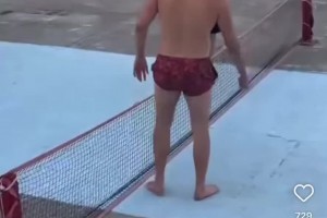 真惬意啊！约老师休赛期和小孩们玩起了足排球，这体型差😆