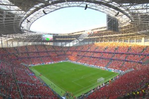 谁说没人看！龙兴体育场赛前就已全场爆满，看台一片红座无虚席