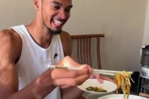 文班亚马吃嵩山流水席！闭关10天熟练用筷子 竖大拇指说：中