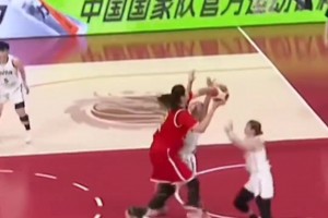 日本队员防守不断上小动作，看张子宇是怎么强吃她的😤😤😤