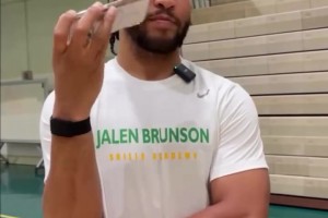 唐斯：好好好，陪你玩！布伦森恶搞队友，半夜突击打电话说晚安！