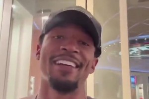 比尔来到快船更衣室和大家打招呼：我很兴奋能够来LA！