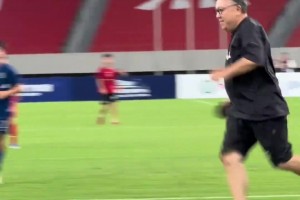 中国足球小将2034杯总决赛，董路中场休息时亲自上场了😂