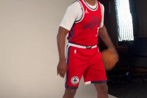 重返老东家真的很开心！保罗拍摄快船定妆照时咧嘴大笑！