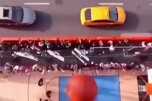 不擅投射！网友恶搞：NBA球员里好像只有西蒙斯第一下没投进！