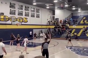 女篮半场及射成！上一次看这么离谱还是《大灌篮》里的周杰伦