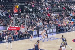 船蜜大喜！大洛点飞瓦兰横撤步飚进三分，首节第3记三分了！