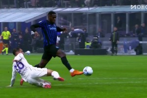 国米3-0锁定胜局！维蒂犯规送点+染红！恰尔汗奥卢点射破门双响