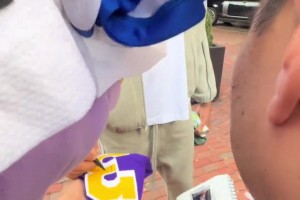 浓眉给粉丝签湖人球衣！😭