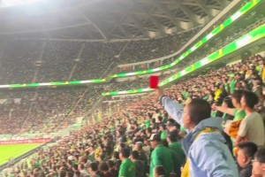 欢乐多！工体国安球迷自发红牌，给两位国际友人逗坏了😂