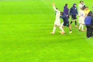 有情有义🔥！实拍：巴雷拉把哲科推向北看台单独接受致敬